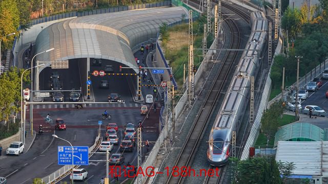 经过三十多年的前期研究和十多年大规模建设积累的经验，中国已形成了一套完整的具有中国自主知识产权和世界一流水平的高速铁路技术标准体系。新华社图