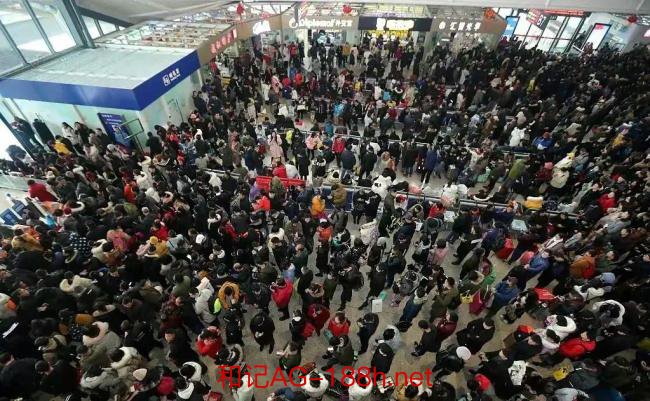 武汉暴雪火车晚点候车室人挤人 列车停运，铁路部门没闲着